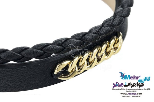 نمای دوم دستبند طلا و چرم - طرح کارتیه