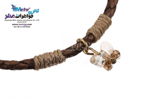 نمای دوم دستبند طلا و چرم - سنگ سواروسکی پروانه