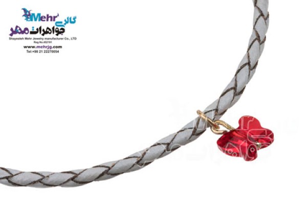 نمای دوم دستبند طلا و چرم - سنگ سواروسکی پروانه