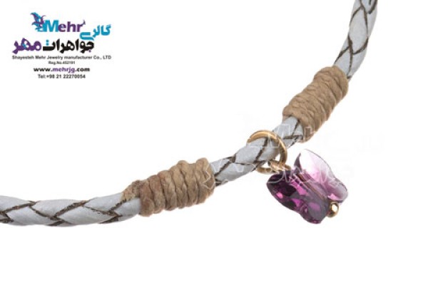 نمای دوم دستبند طلا و چرم - سنگ سواروسکی پروانه