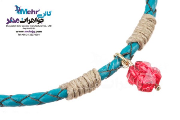 نمای دوم دستبند طلا و چرم - سنگ سواروسکی گل