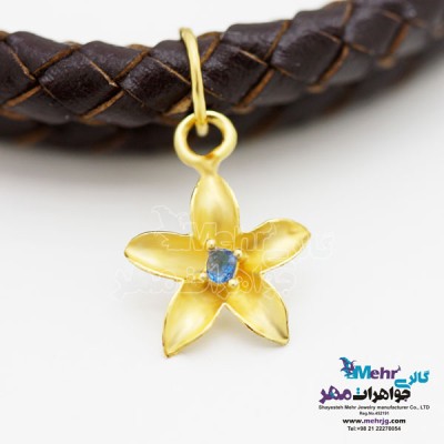 نمای دوم دستبند طلا و چرم - طرح گل سرو تاک