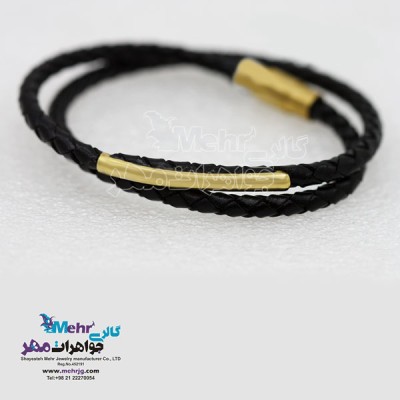 نمای دوم دستبند طلا و چرم - طرح خطی لوله‌ای
