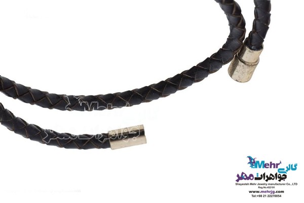 نمای دوم دستبند طلا و چرم - طرح پروانه