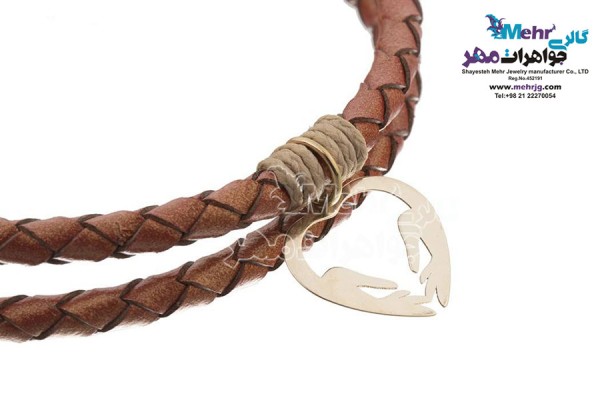 نمای دوم دستبند طلا و چرم - طرح قلب و دست
