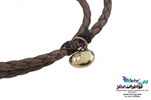 نمای دوم دستبند طلا و چرم - طرح سیب