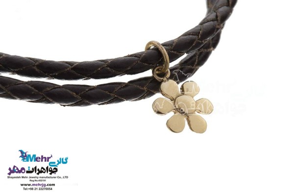 نمای دوم دستبند طلا و چرم - طرح گل یاسمن