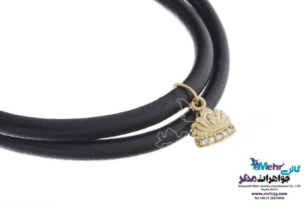 نمای دوم دستبند طلا و چرم - طرح تاج