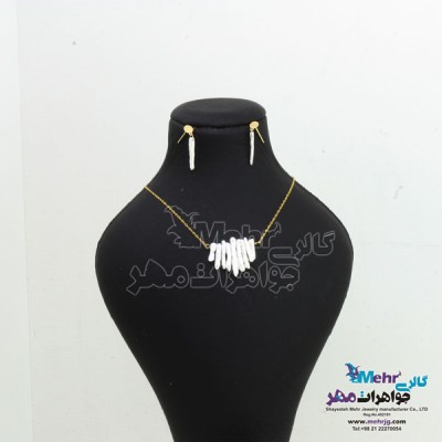 نمای دوم سرویس طلا - گردنبند و گوشواره و دستبند - طرح مروارید باروک