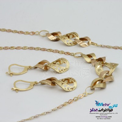 نمای دوم سرویس طلا - گردنبند و گوشواره و دستبند - طرح کارتیه
