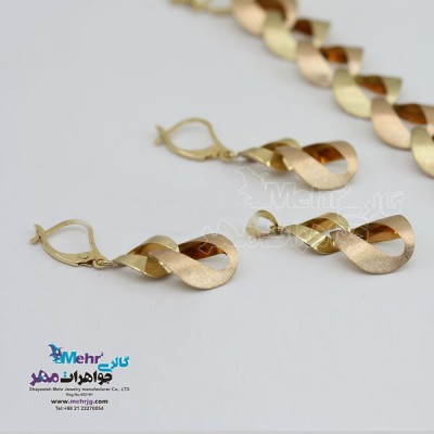 نمای دوم سرویس طلا - آویز وگوشواره و دستبند - طرح کارتیه