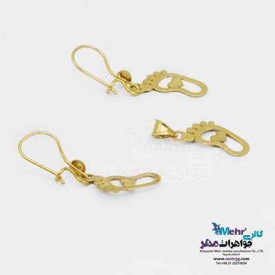 نمای دوم نیم ست طلا – آویز و گوشواره - طرح ردپا