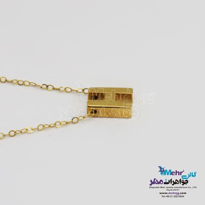 نمای دوم گردنبند طلا – طرح حروف لاتین