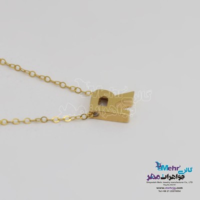 نمای دوم گردنبند طلا – طرح حروف لاتین