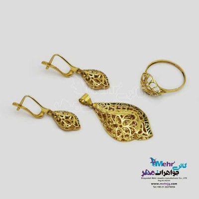 نمای دوم نیم ست طلا - آویز و گوشواره و انگشتر - طرح شکوفه سیب