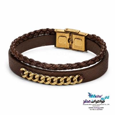 نمای دوم دستبند طلا و چرم - طرح کارتیه