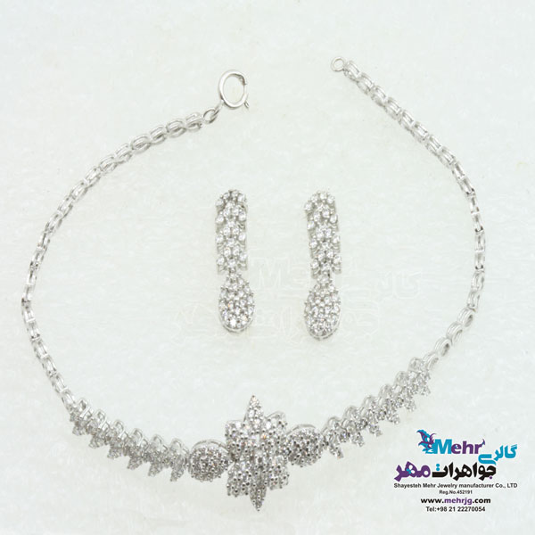 سرویس طلا - گردنبند - دستبند - گوشواره  - طرح گل