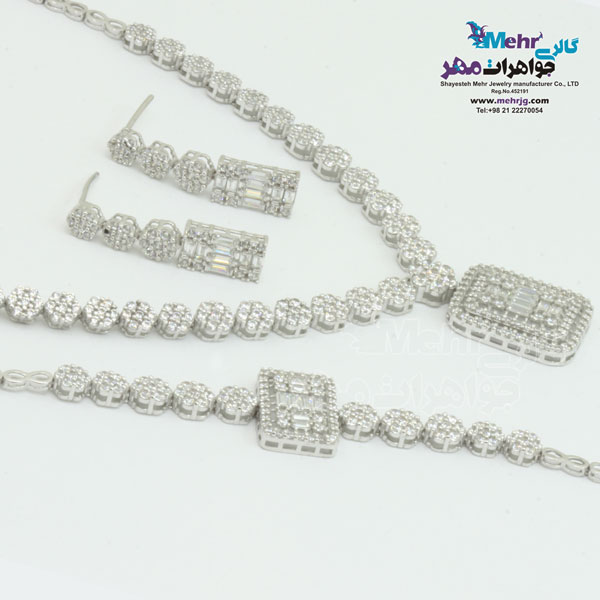 سرویس طلا - گردنبند - دستبند - گوشواره  - طرح هندسی
